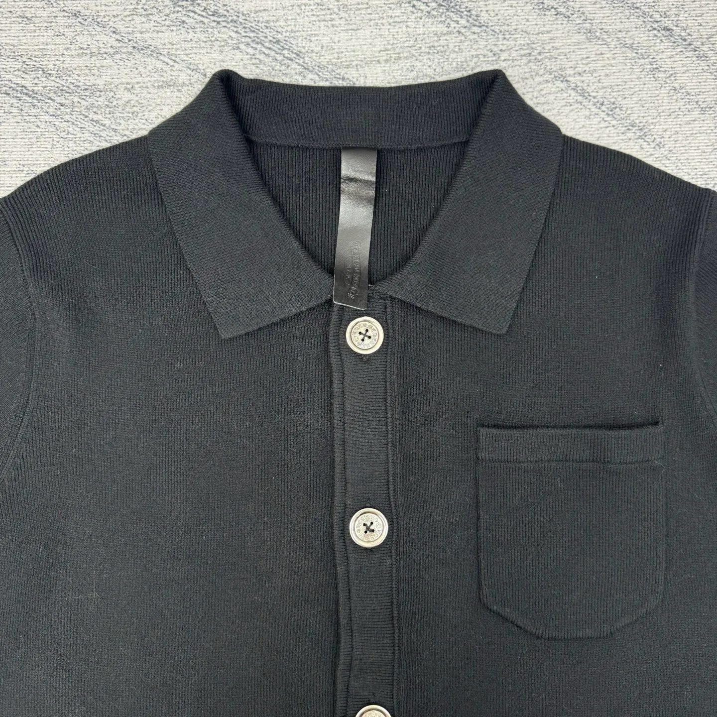 P630 Chrome Hert 25SS Ch wool and leather Sanskrit embroidered knitted cardigan Size: S/M/L The yarn is made of 26-count double-ply high-proportion merino wool The flat machine is knitted using Stor 352 imported from Germany The back, collar and placket are cut and cut with genuine sheepskin engraving The embroidery is printed multiple times according to the original version using an imported machine The mold opening hardware is aged and oxidized